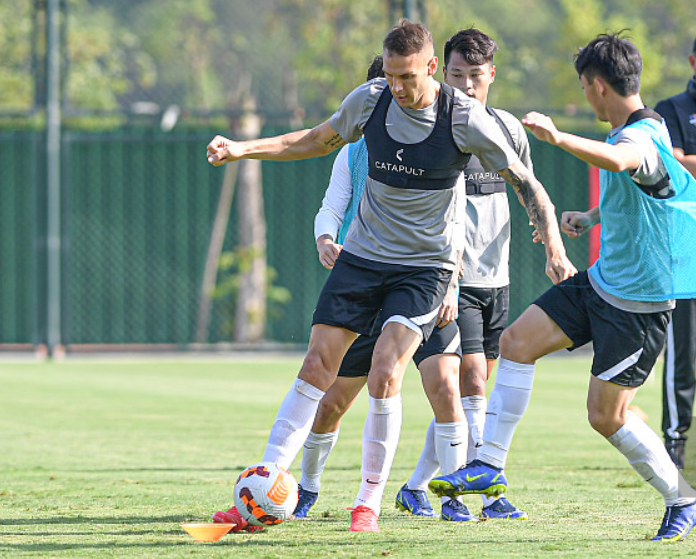冲刺阶段体能课后，浙江队主帅复盘备战中超，赛场秩序良好，更衣室氛围转暖的简单介绍